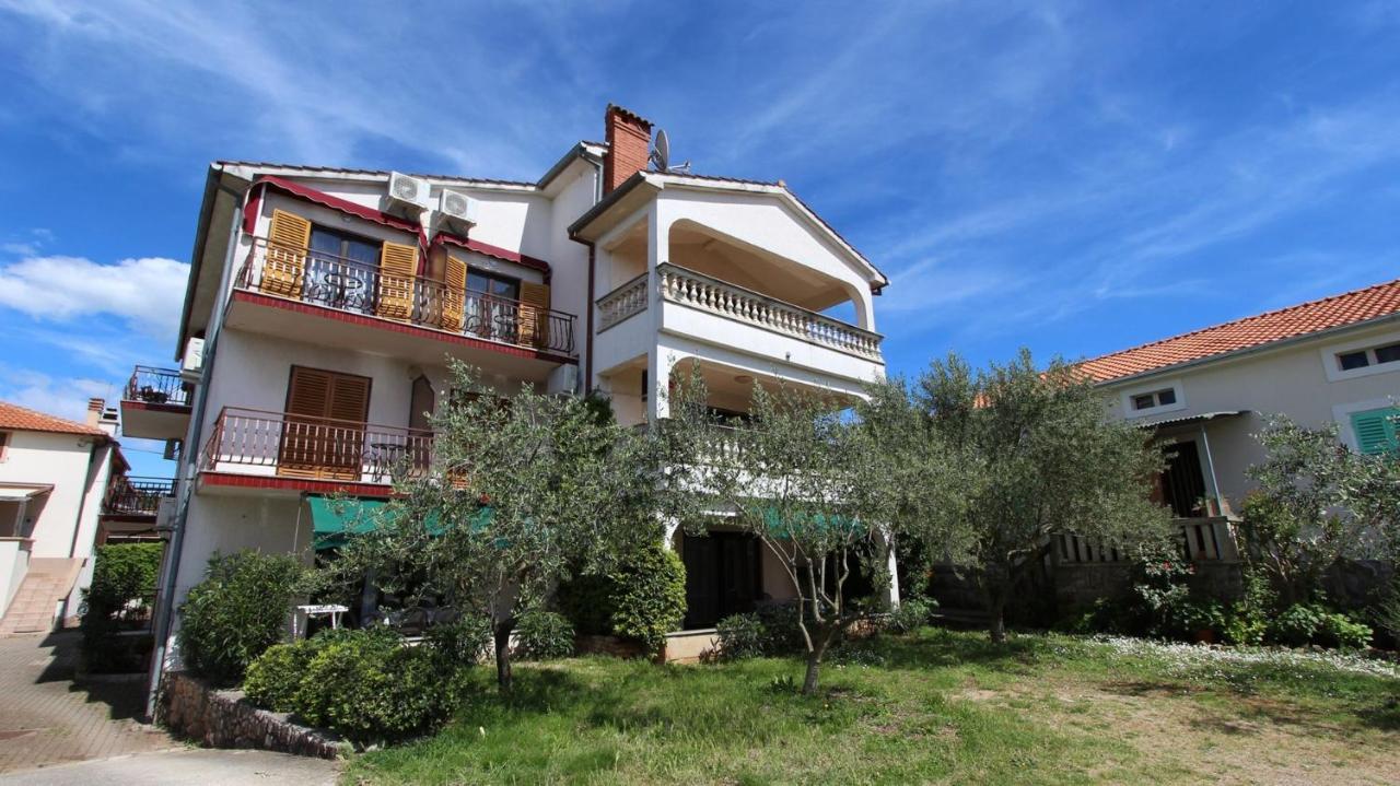 Apartments And Rooms Jelka Malinska Exterior photo