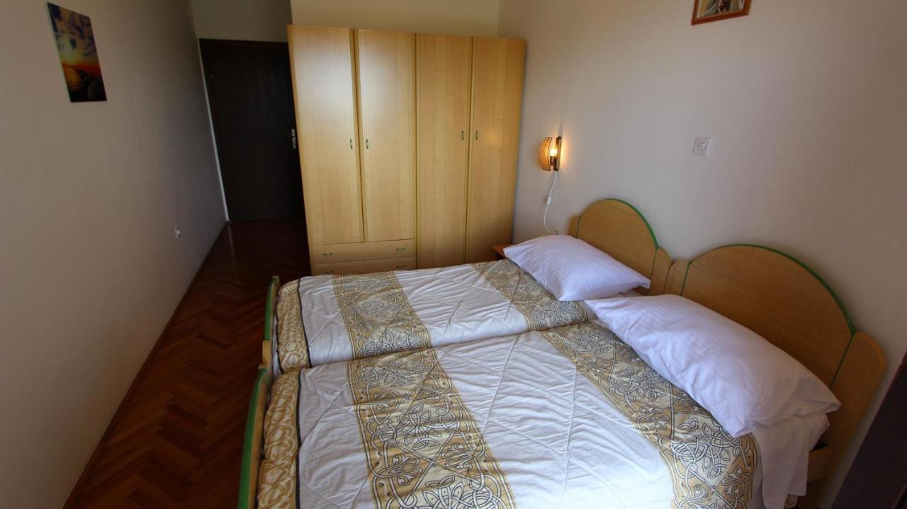 Apartments And Rooms Jelka Malinska Exterior photo