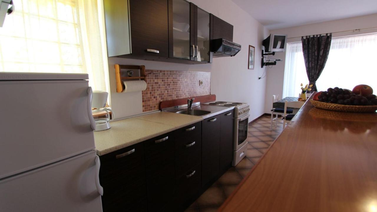 Apartments And Rooms Jelka Malinska Exterior photo