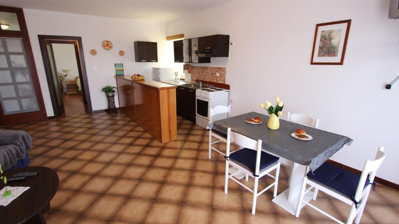 Apartments And Rooms Jelka Malinska Exterior photo