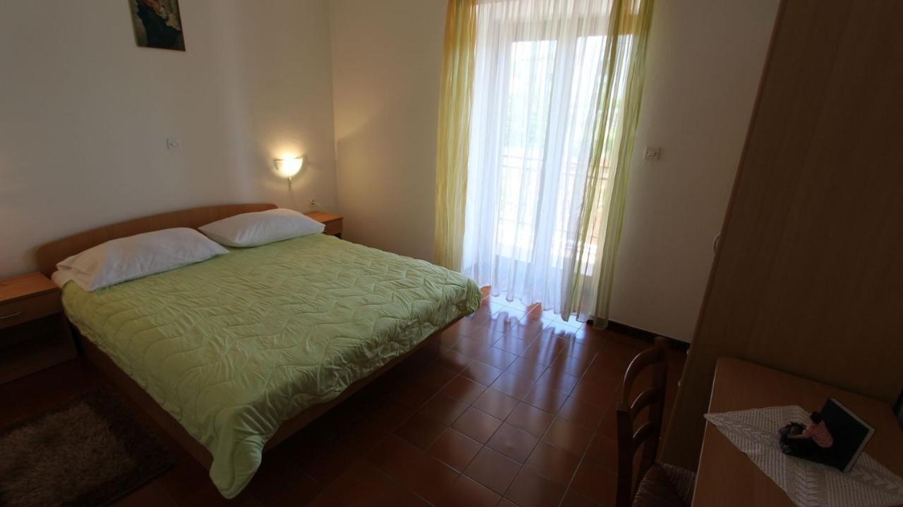 Apartments And Rooms Jelka Malinska Exterior photo