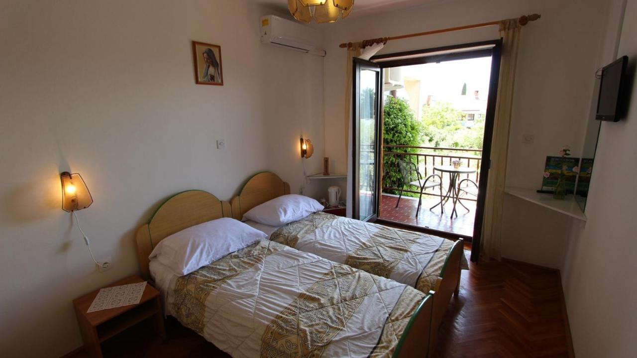 Apartments And Rooms Jelka Malinska Exterior photo