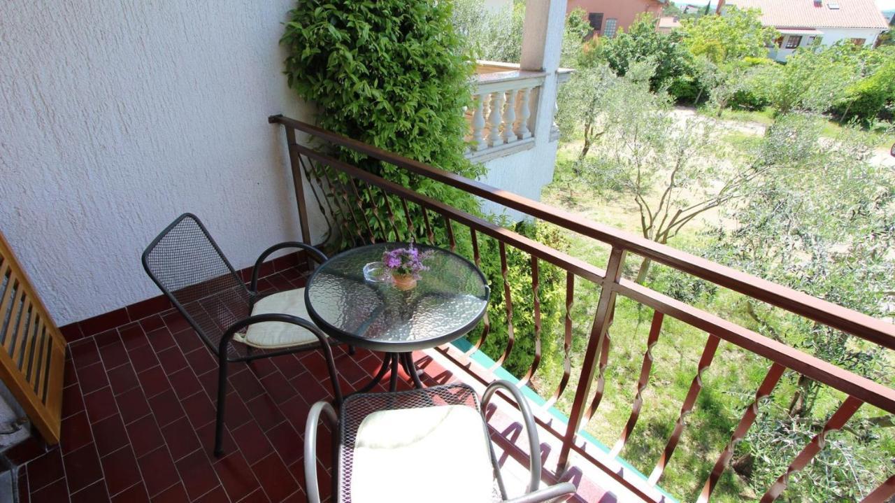 Apartments And Rooms Jelka Malinska Exterior photo