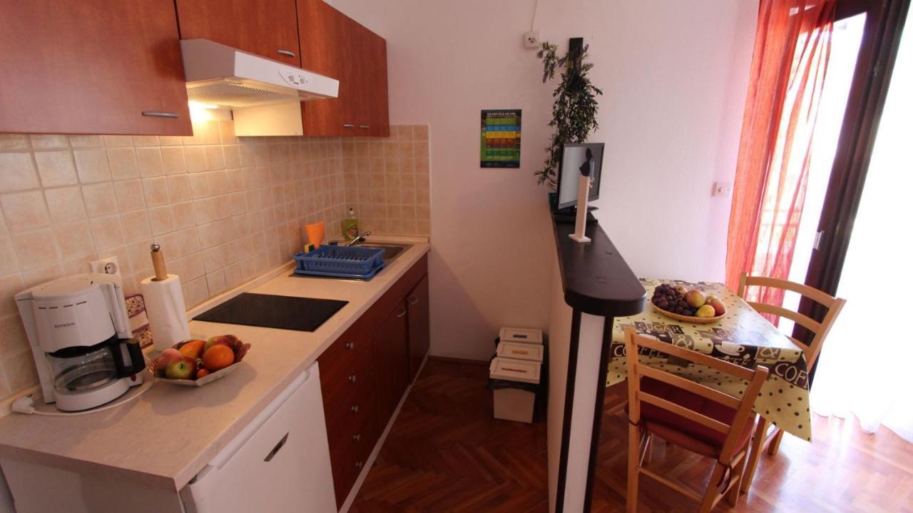 Apartments And Rooms Jelka Malinska Exterior photo