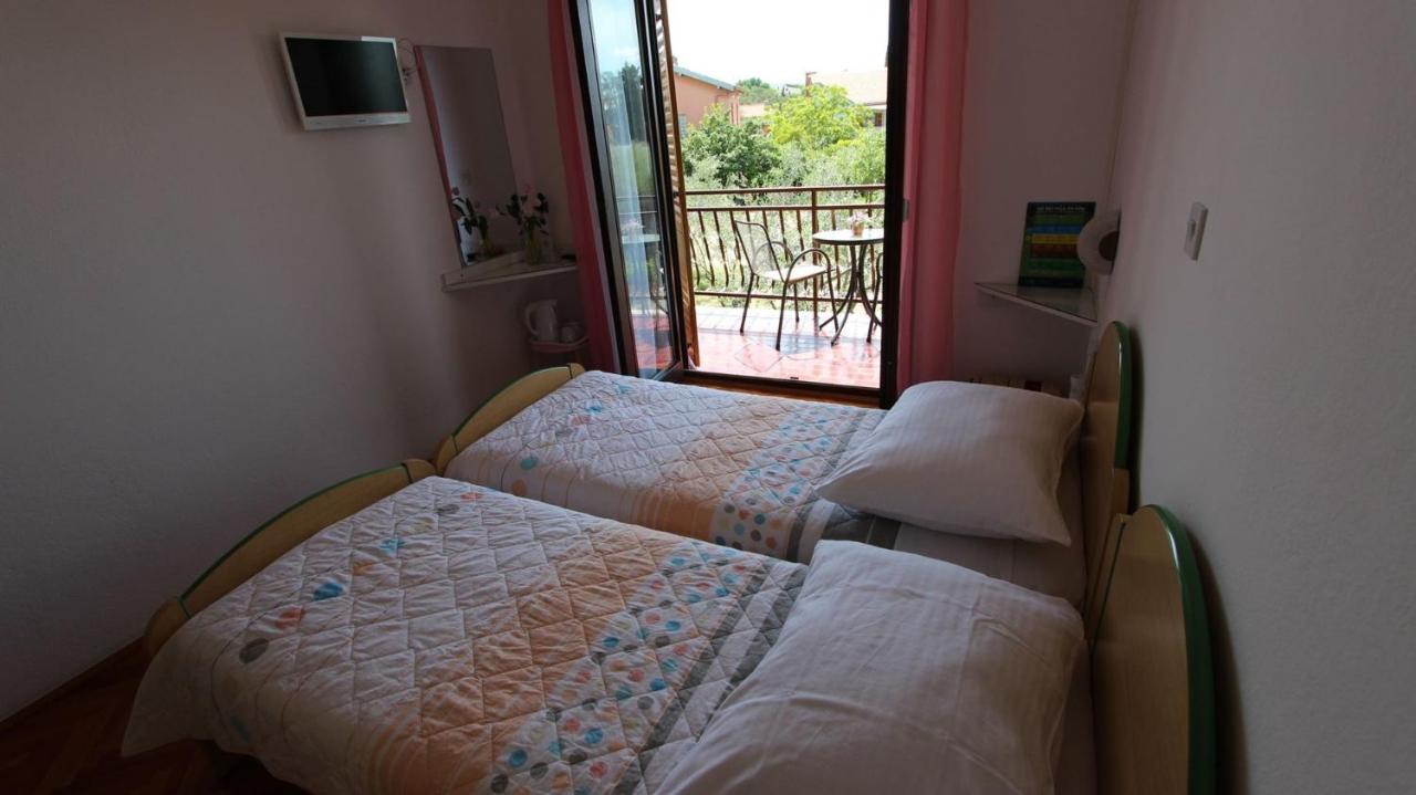 Apartments And Rooms Jelka Malinska Exterior photo