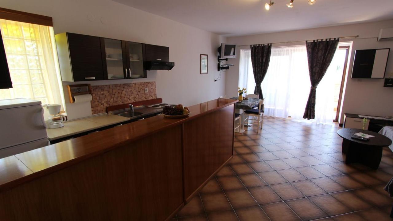 Apartments And Rooms Jelka Malinska Exterior photo