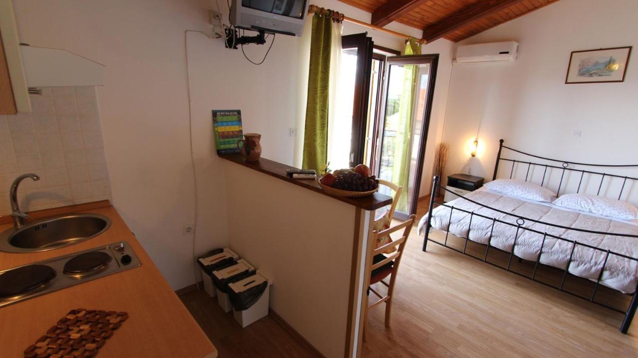 Apartments And Rooms Jelka Malinska Exterior photo