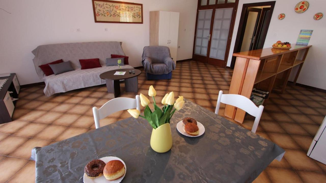 Apartments And Rooms Jelka Malinska Exterior photo