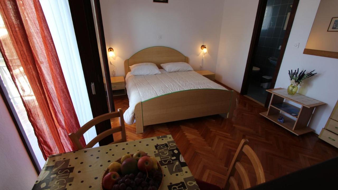 Apartments And Rooms Jelka Malinska Exterior photo