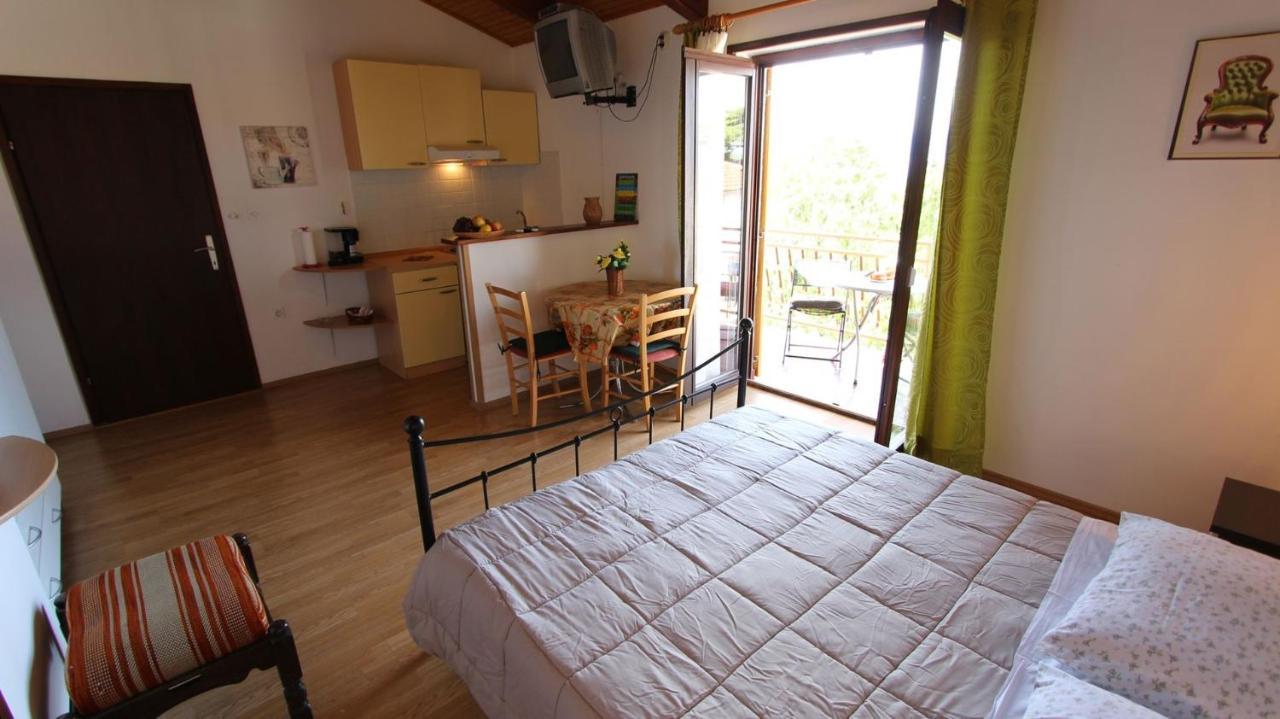 Apartments And Rooms Jelka Malinska Exterior photo